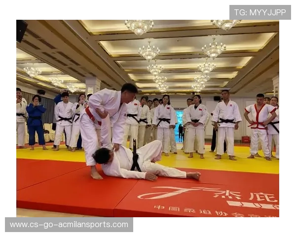 摔跤新规则测试阶段，裁判与运动员进行适应培训